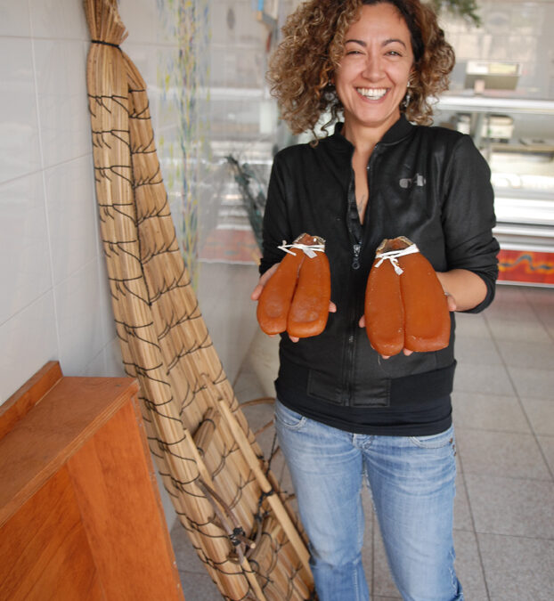 Barbara Manca mostra della bottarga di Cabras