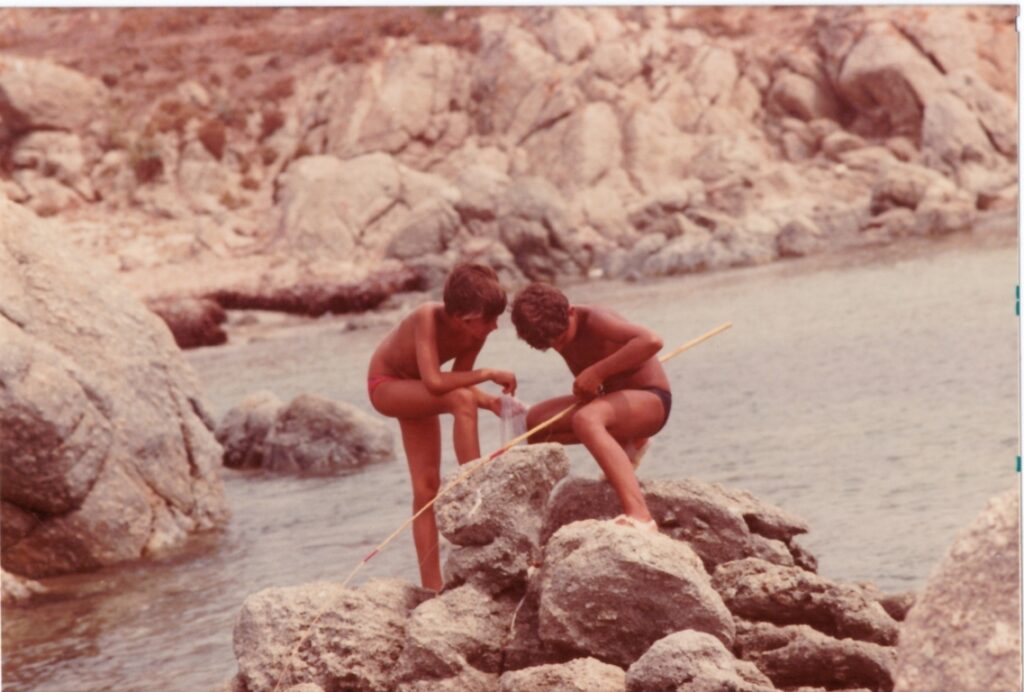 due bambini a pesca sull'isola Mal di Ventre