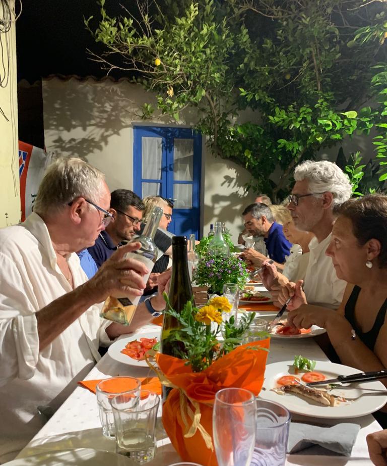 una cena con un gruppo di ospiti francesi